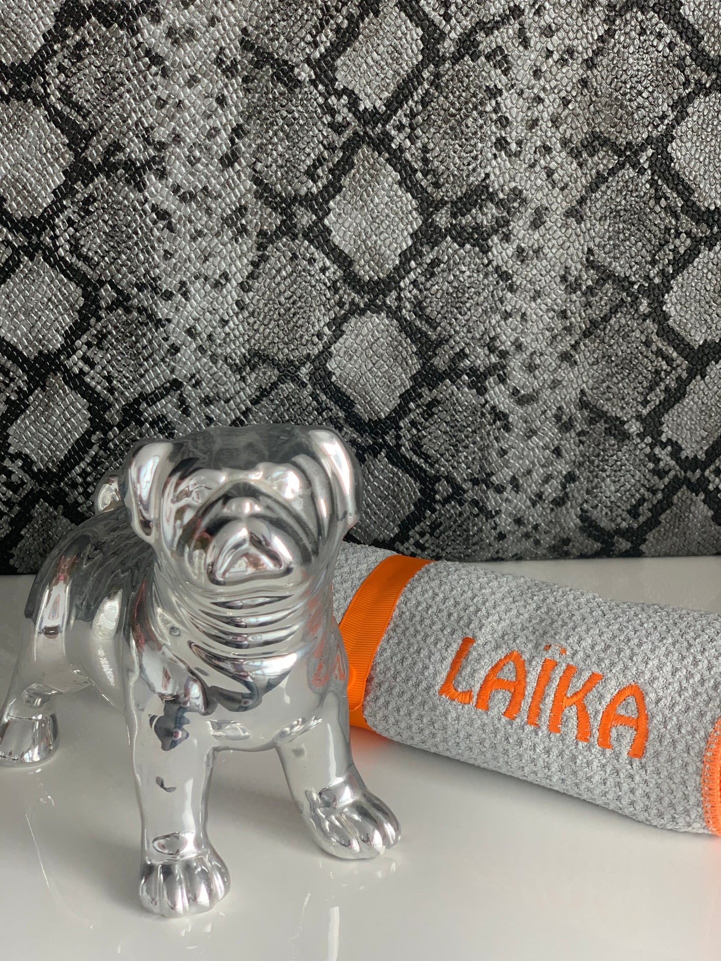 Mascosana - Pet Towel - personalisierts, saugstarkes Handtuch für Hunde, Katzen und Pferde - in grau mit farbiger Beschriftung